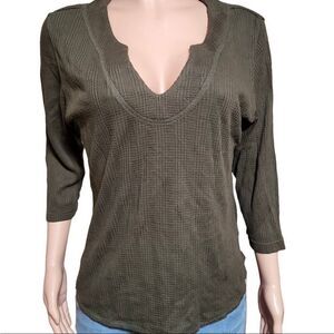 Women 3/4 sleeve olive key hole neck novelty tee M